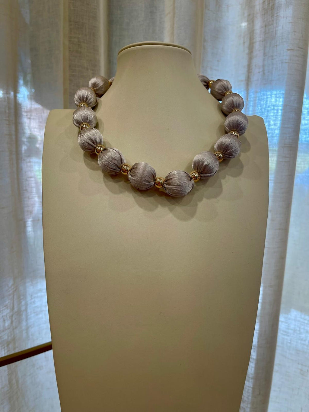 Collana girocollo con Perle rivestite in tessuto