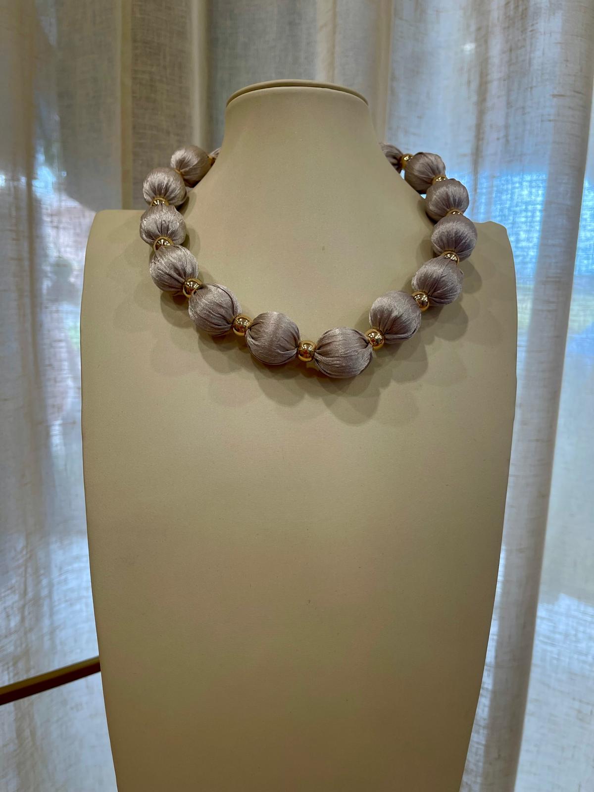 Collana girocollo con Perle rivestite in tessuto