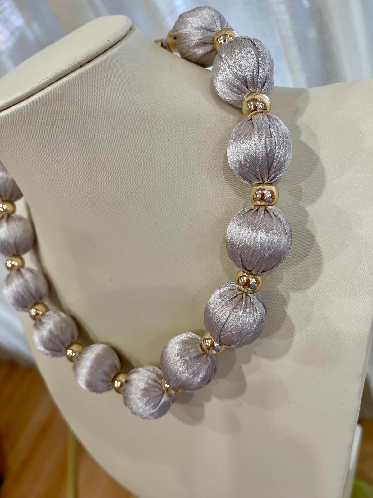 Collana girocollo con Perle rivestite in tessuto