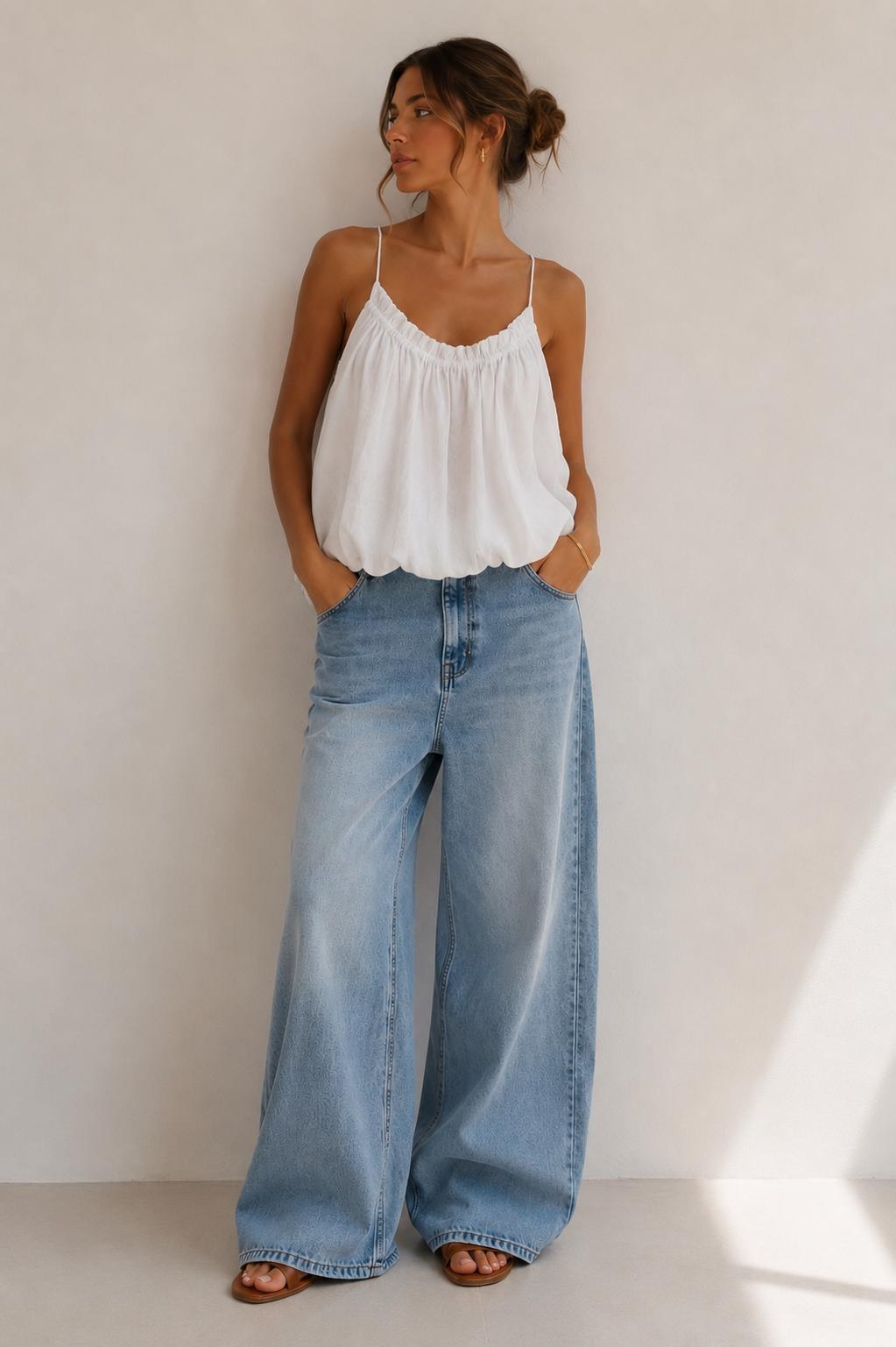 Top con spalline incrociate e perle
